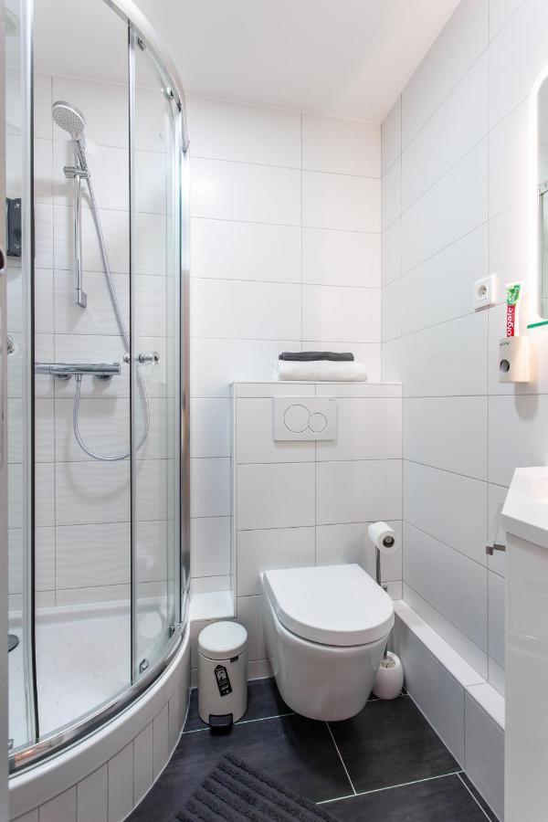 D&E - PARIS-DISNEY - HOLIDAYS APARTMENT - APPARTEMENT DE VACANCES - 5 CHAMBRES- 5 SDB - 5 BEDROOMS - 5 BATHROOMS - Netflix Champs-Sur-Marne Exterior foto